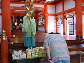 金神社で宝くじのご祈祷風景