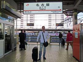 新幹線の名古屋駅ホームで記念撮影
