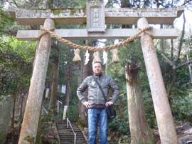 金持神社の鳥居で参拝記念撮影